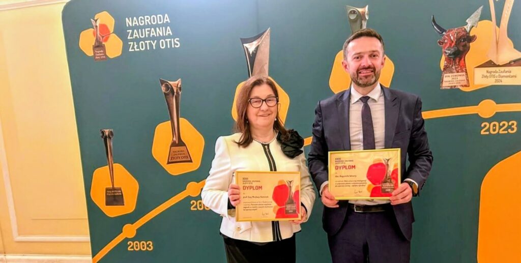 Profesor Ewa Mrukwa-Kominek oraz&nbsp;dr&nbsp;hab. n. med. Bogumił Wowra otrzymali dyplom za&nbsp;udział w&nbsp;sesji „Okulistyka 2026”